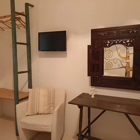 La Casa Degli Artisti Bed & Breakfast 4*